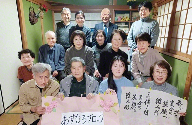 あすなろブロック（前攝雄常勝長、船曳あずさ白ゆり長）の友が記念のカメラに（22日）