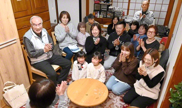 【和歌山栄光圏・永久支部　紀ノ里ブロック】青年と共に、青年の心で前進する紀ノ里ブロック（竹林秀直常勝長、北田恵美白ゆり長）。未来部メンバーが歌を披露し、女性部の竹内多規子さんが脳と体のリフレッシュ体操を行った（20日、和歌山市内で）