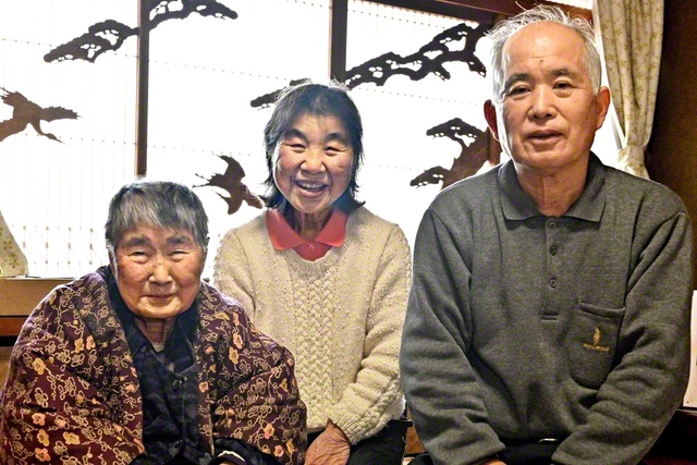 家族で地域に信頼を広げる千葉さん一家。左から母・ヨシミさん、荒木さん、千葉さん