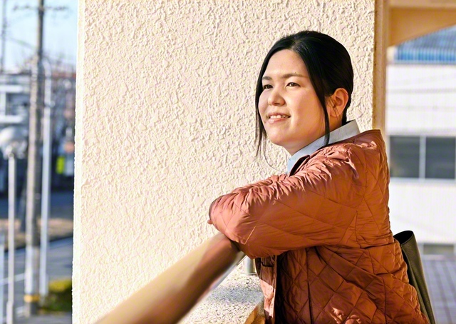 「大人になることがすごく怖かった。だけど、あの頃の私に伝えたい。“楽しいこと、いっぱいあるよ！”って」――朗らかな岡田さんの笑顔と声の響きには、確かな“幸福感”が詰まっている