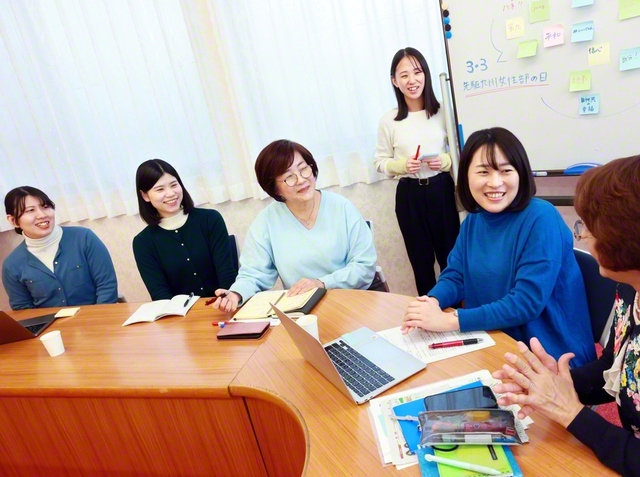 九州女性部のユース委員会のメンバーたちが、記念月間の名称や取り組みなどについて活発に意見を交わした