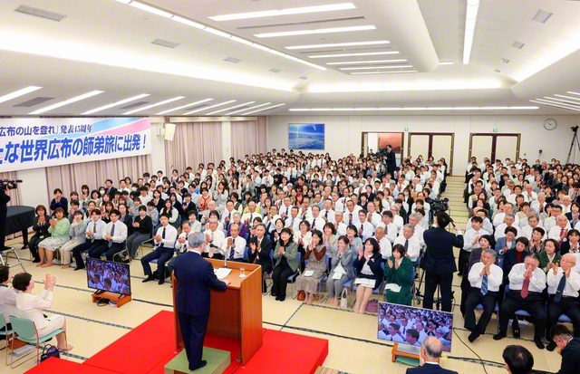 学会創立100周年の「新たな広布の山」へ前進！――師弟の天地・大分平和会館を九州の各会場と結び盛大に開催された先駆九州総会。広宣勝利を誓い合った（1日）