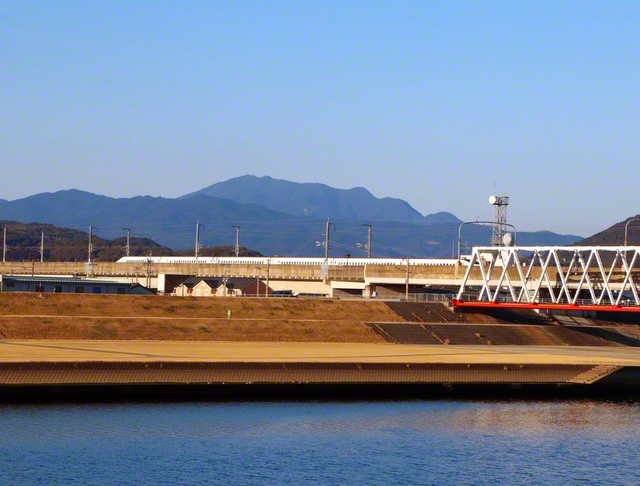 穏やかな夕暮れ時。川内川から、北薩最高峰の紫尾山の雄姿を一望できた。風を切って進む新幹線も（2月22日、薩摩川内市、山口裕次通信員）