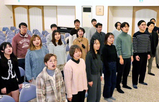 交歓会での歓迎企画の合唱練習に励むメンバー