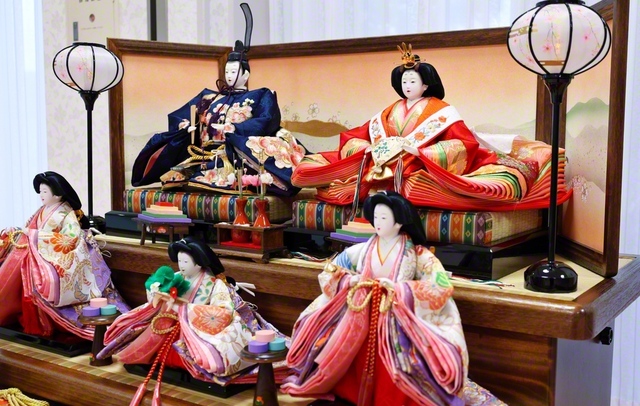 池田先生は10代の頃、空襲で家が全焼した。残ったのは、ひな人形と1本の傘だけ。「このおひなさまが飾れるような家に、きっと住めるようになるよ！」という母の一言が、家族の希望になったという（3日、埼玉国際女性会館で撮影＝埼玉支局）