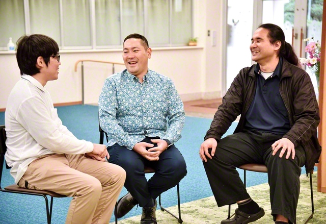 「信心をしていると仕事も趣味も、時間の過ごし方が充実します」と砂川さん㊧。男子部の先輩たちとなごやかに語らった