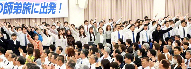 青年世代が学会歌「青年よ広布の山を登れ」を英語と日本語で合唱。会場は万雷の拍手に包まれた（1日、大分平和会館で）