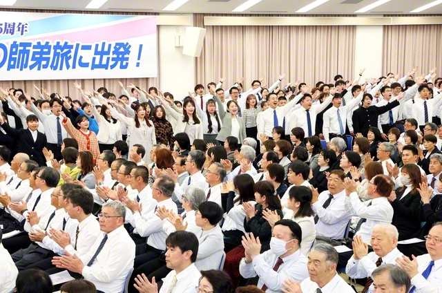 青年世代が学会歌「青年よ広布の山を登れ」を英語と日本語で合唱。会場は万雷の拍手に包まれた（1日、大分平和会館で）