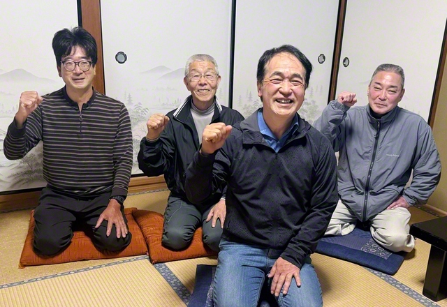 野口さん（右から2人目）が地区の仲間と