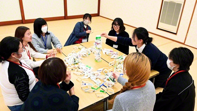 “ひし餅積みゲーム”で仲を深めた松本圏。「面白かった！」との喜びの声が多く聞かれた