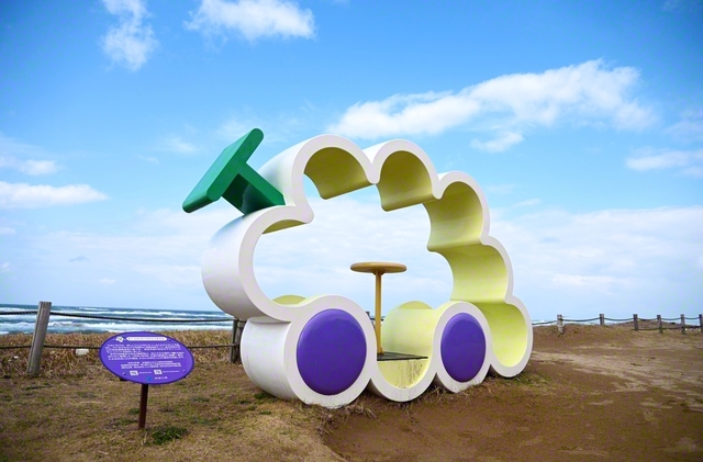 道の駅高松にあるモニュメント「ブドウノオウチ」