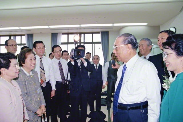包み込むように一人一人に声をかける池田先生。草創の友には「一緒に戦った同志は忘れないよ」と（1996年3月20日、和歌山文化会館で）