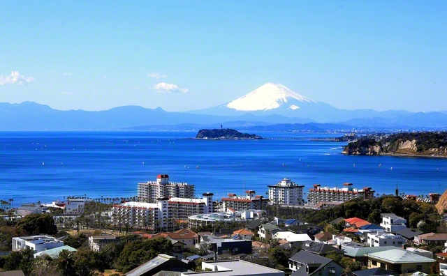 逗子市内の披露山公園からは、町並みや相模湾が一望できる（8日、新井重美通信員）
