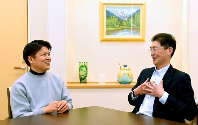 髙橋さん㊨と河出さんが師匠の思いを胸に対談