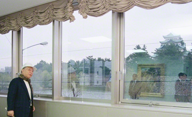 「いいね。名古屋城が庭みたいでいいじゃないか」――“民衆の女性城”から“歴史の城”を眺める池田先生（1996年3月23日、中部国際婦人会館〈当時〉で）