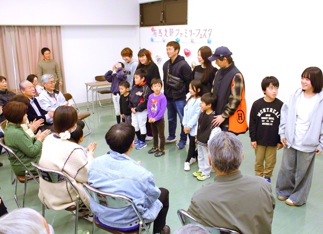 有馬支部の集いでは、皆で「世界平和の第九」のオリジナルテーマソング「平和のうた。」を合唱した（南島原市で）