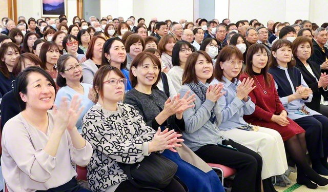 喜々として集い合った入間飯能県の友。中には未入会だった母への対話が実を結び、総会当日に入会記念勤行会を行った女性部の友も。歓喜の輪が幾重にも広がった（15日、入間文化会館で）