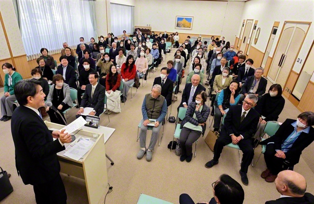 大田池田文化会館での集い。男子部の瀬筒秀樹さん、池田華陽会の有川睦未さんが爽やかに司会を務めた