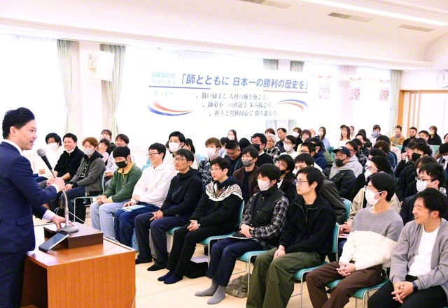 集いでは佐々木光一さんと松元竜士さんが活動報告を（鹿屋文化会館で）