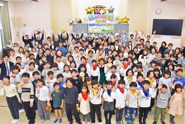 希望は歌から始まる――長崎総県少年少女部の「ししの子合唱祭」。参加者全員で誓いのカメラに納まった（諫早文化会館で）