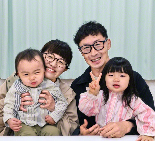 後列左から時計回りに中谷さん、夫・和彦さん、長女、長男