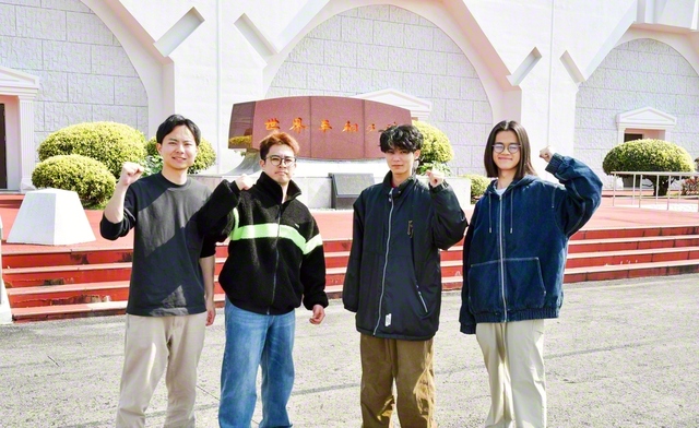 沖縄研修道場の「世界平和の碑」の前で決意を新たに