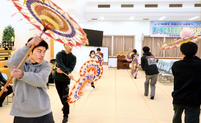 傘踊りの稽古に熱がこもる鳥取池田県の友（11日、鳥取文化会館で）
