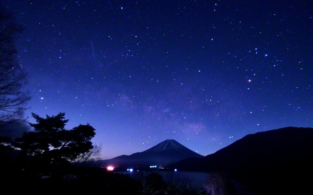 2月の上旬から、明け方の東の空に、天の川を観測できます。本栖湖では、天の川と富士山を一緒に撮影することができ、多くの愛好家が訪れます（赤池昌樹）