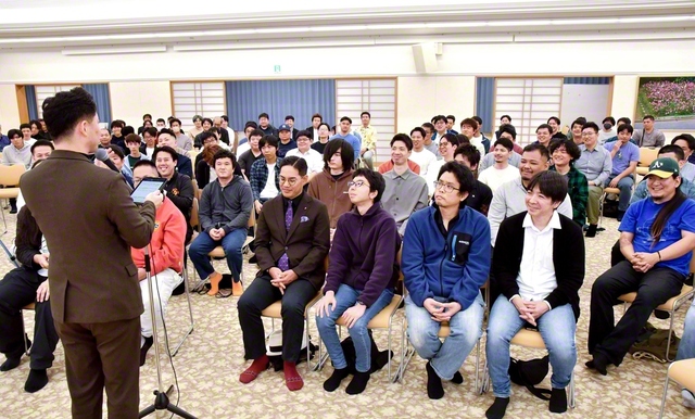 沖縄男子部の総会。「わんからコーナー」では、折伏の挑戦や日頃の奮闘を報告し合った（15日、沖縄国際平和会館で）