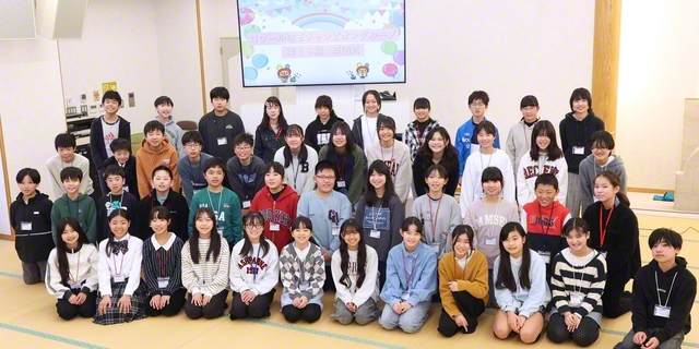 総埼玉少年少女部の人材育成グループ「ロワール埼玉チャンピオングループ」。7日に第18期の卒団式が行われ、岡田総埼玉少年部長と多胡同少女部長が、宝の未来っ子たちに新出発へのエールを送った(埼玉文化会館で)