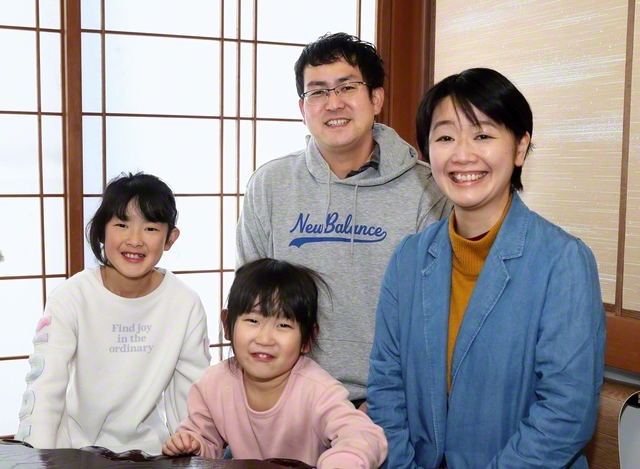 中田さん一家（右から中田さん、拓也さん、次女、長女）