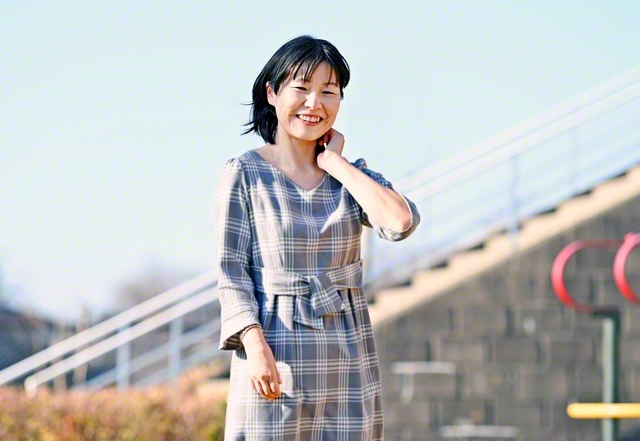 娘たちと遊んだ公園に立つ北村さん。夫・仁さん＝地区部長＝をはじめ、3人の娘に触れてきた義父母が今年1月に入会した