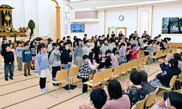 びわこ少年少女合唱団の入卒団式では、全員で少年少女部歌を歌った（15日、滋賀文化会館で）