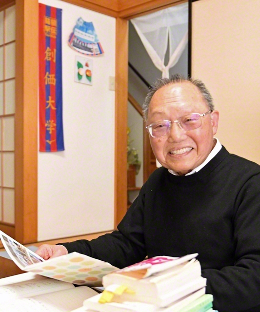 「学び続けることが生きがいになりました」と語る近野さん。卒業式で「母」を歌った時には、妻・千代子さん=女性部副本部長=や同志への感謝で涙があふれた