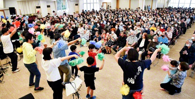 未来部の友を中心にダンスで始まった勇勝県総会。終始笑顔がはじけた（22日、沖縄研修道場で）