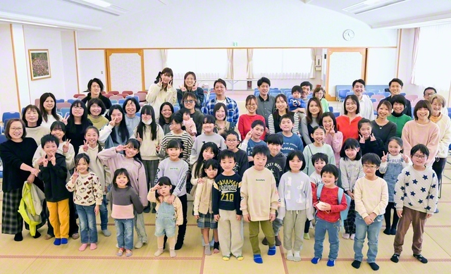 1日に入卒団式を行った奈良王者県・希望合唱団（大和郡山文化会館）