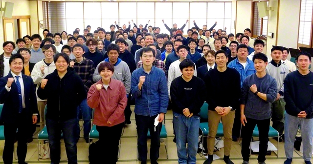 「3・16」記念の総県男子部総会に集った友。石田書記長が励ました（22日、富山文化会館）