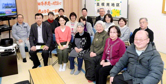 廣居シナさん（前列左から3人目）と共に皆で勝利の歴史をつづる菜根南地区の同志