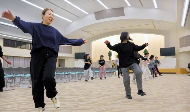軽快な踊りで爽やかな汗を流す友（四国池田文化会館で）