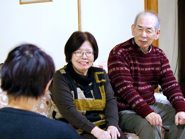 夫婦仲良く訪問・激励に歩く須藤さん㊨、ふみさん㊥