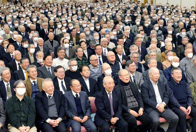 総大阪太陽会大会では、髙橋邦雄さんと樋口泰彦さんが信仰体験を発表。二つの合唱団が力強い歌声を響かせた（14日、関西池田記念会館で）