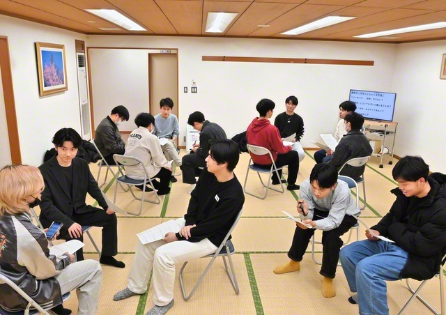 【学生部総県大会】京都東総県の集いでは、部長の森安和輝さんによる研究発表の後、活発なディスカッションが行われた（15日、京都平和講堂で）