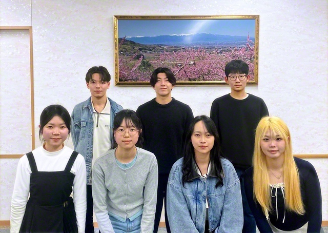 今春、創価大学・創価学園に進学するメンバーの集いが3月22日、山口文化会館で。近況や決意などを懇談的に語り合った。堤総山口総合長らが励ました