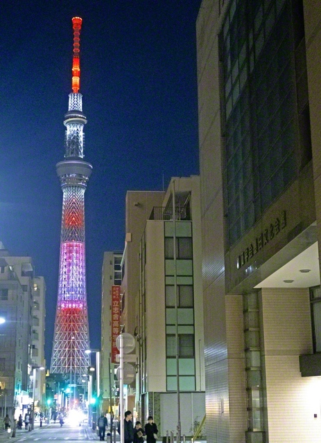 “ここが世界の中心になるよ”。そう未来を展望された若き池田先生。墨田文化会館前の「タワービュー通り」からは、世界の友が訪れる東京スカイツリーが。その雄姿を仰ぐたび、師の心に胸は熱く（佐藤千鶴、鷹木義隆）