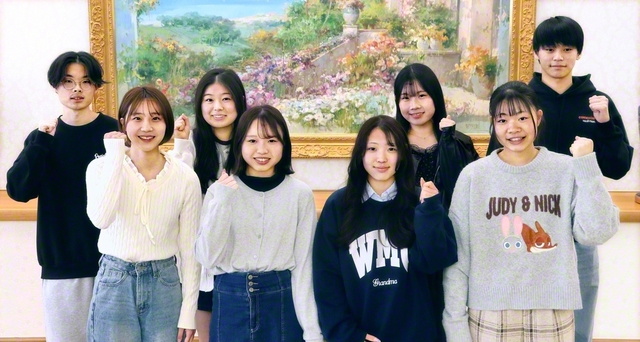 創価大学に進学する友の集いが3月20日、岡山文化会館で。狩野総岡山未来部長があいさつ。皆で“創大クイズ”に挑戦した後、参加者全員が決意を述べた。真野同総合長が「語学に取り組み、世界に友情の輪を広げていこう」と呼びかけた