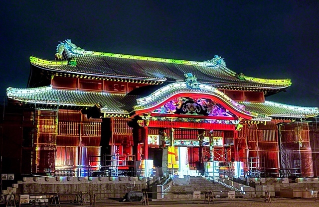 夜の首里城を、ライトアップやプロジェクションマッピングなどの光で彩る「夜首里城　YORUSHURIJO」。完成へ向かう正殿の姿も見ることができます