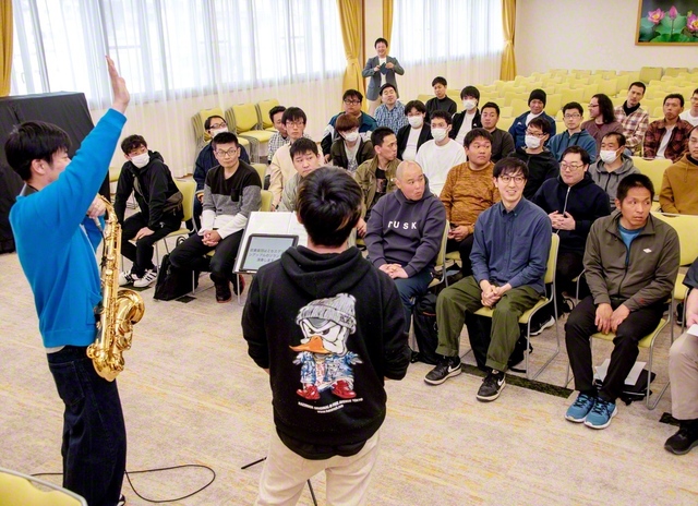 “リンクフェス”に出演する部門の代表が、楽器演奏などをアピールした（3月29日、愛媛文化会館で）