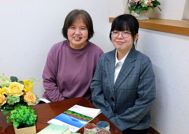 石岡さん㊨が母・篤子さんと当時を振り返る