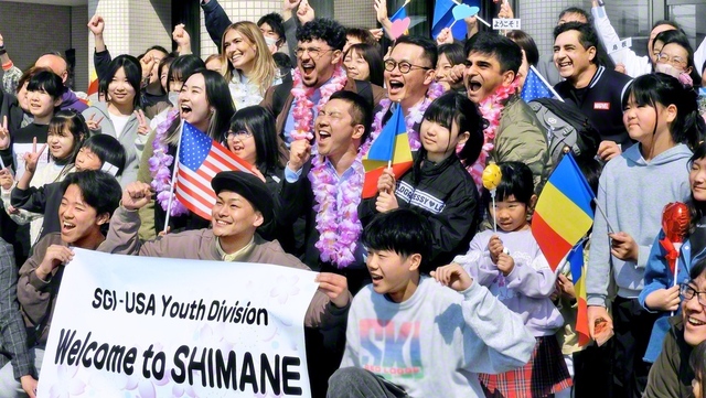 山光最高！――出雲文化会館の前で歓喜の記念撮影