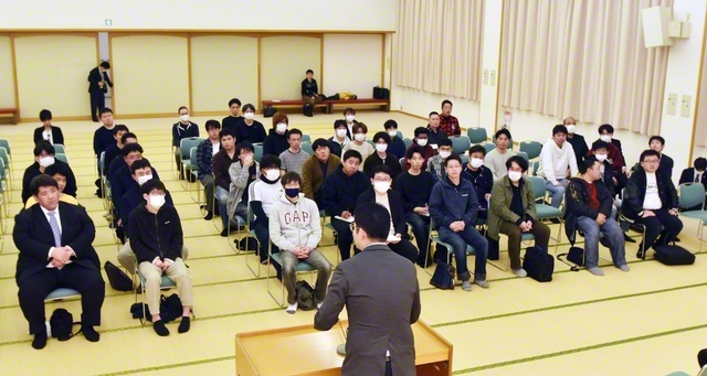 第1千葉総県の総会は3月28日、木更津文化会館で勢いよく行われた。市原牧口県の馬場佳和さんが、信心根本に一家和楽の実証を示した体験発表を披露。藤崎総県男子部長のあいさつなどに続き、登壇した坪井関東青年部長は、自分史に残る師弟勝利の歴史を開こうと激励した